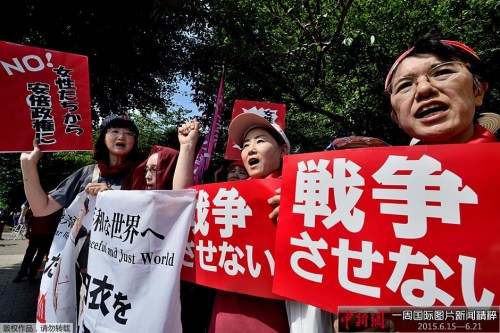 当地时间2015年6月20日，日本东京，数千民众聚集在议会大楼外举行示威集会，抗议首相安倍晋三的安全政策。