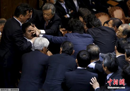 9月17日，在野党议员围堵参议院和平安全法制特别委员会委员长Masahisa Sato，在国会内上演“全武斗”，表达对执政党强推新安保法的不满。