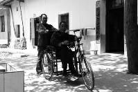 华商报讯（记者 陈永辉 通讯员 高军军）1979年，在部队服役的山阳人杨道德意外受伤，腰部以下高位截瘫，面对突来意外，未婚妻王中存依然选择嫁给他并答应照顾他一生。30多年来，她精心照料截瘫丈夫，用爱撑起这个家。王中存的事迹感动了很多人，因此她被评为2015年“孝老爱亲”类陕西好人。