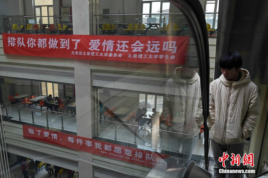 山西:高校食堂悬挂诙谐宣传语提醒学生排队就餐(图)