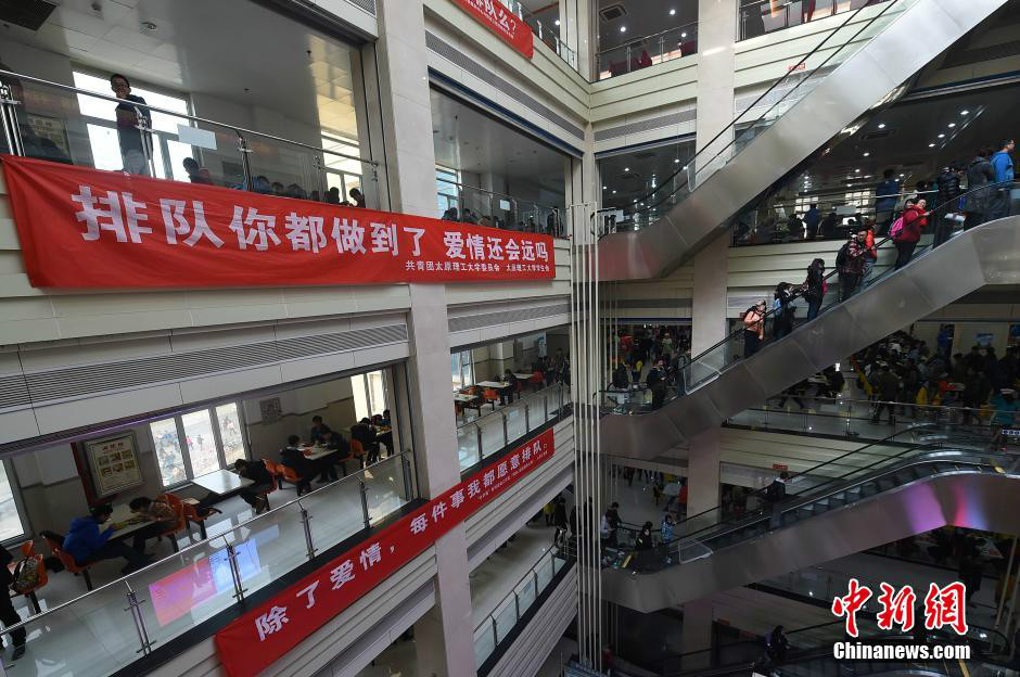 山西:高校食堂悬挂诙谐宣传语提醒学生排队就餐(图)
