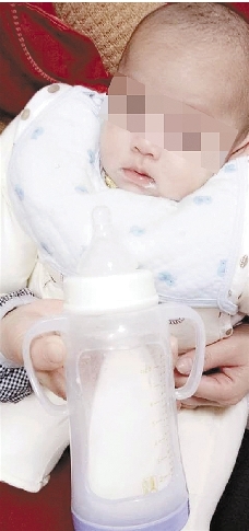 漂亮女婴被遗弃在杭州欧尚超市 监控拍下可疑人
