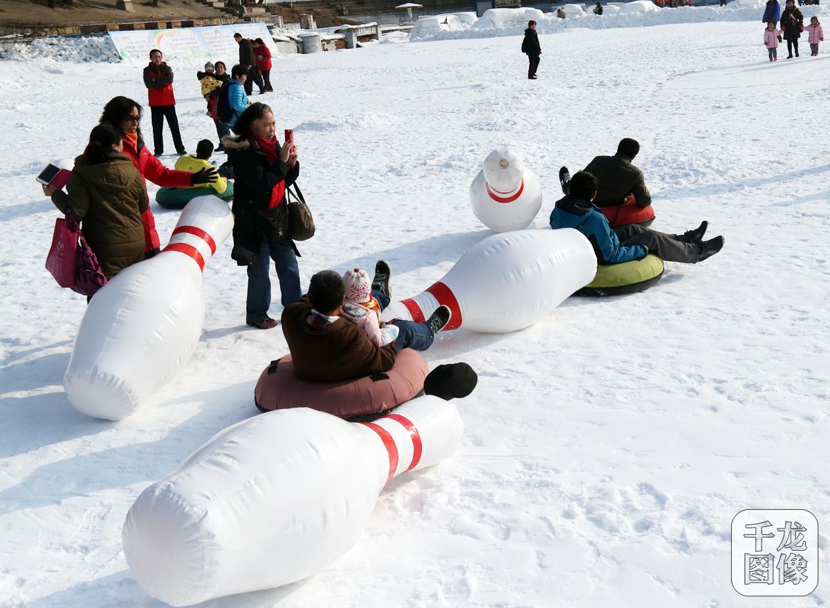 12月24日，以“玉渊冰雪季 健康迎冬奥”为主题的玉渊潭公园第七届冰雪季开幕。图为。千龙网记者 戚连民摄