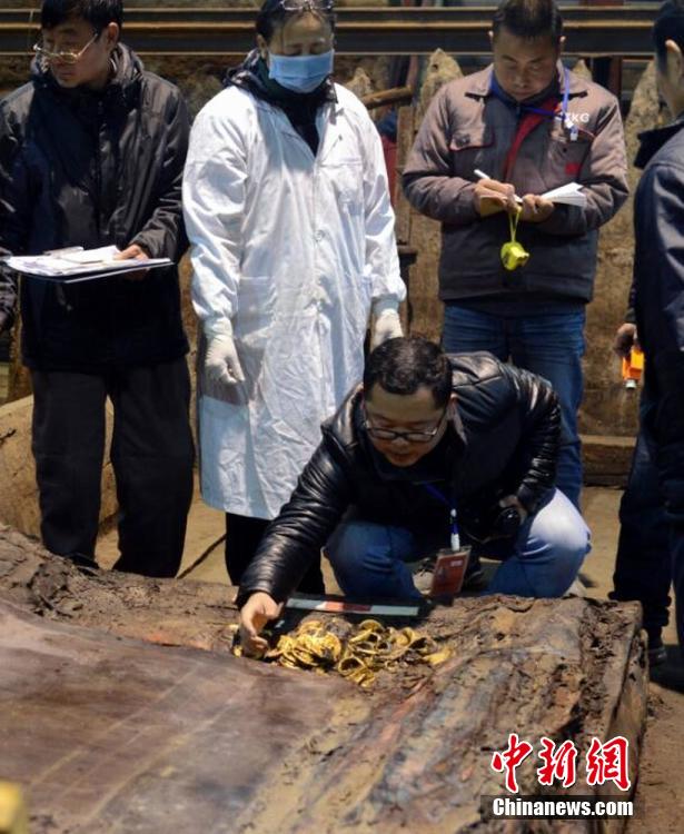 南昌西汉大墓取出大量马蹄金和金饼 现场一片金黄
