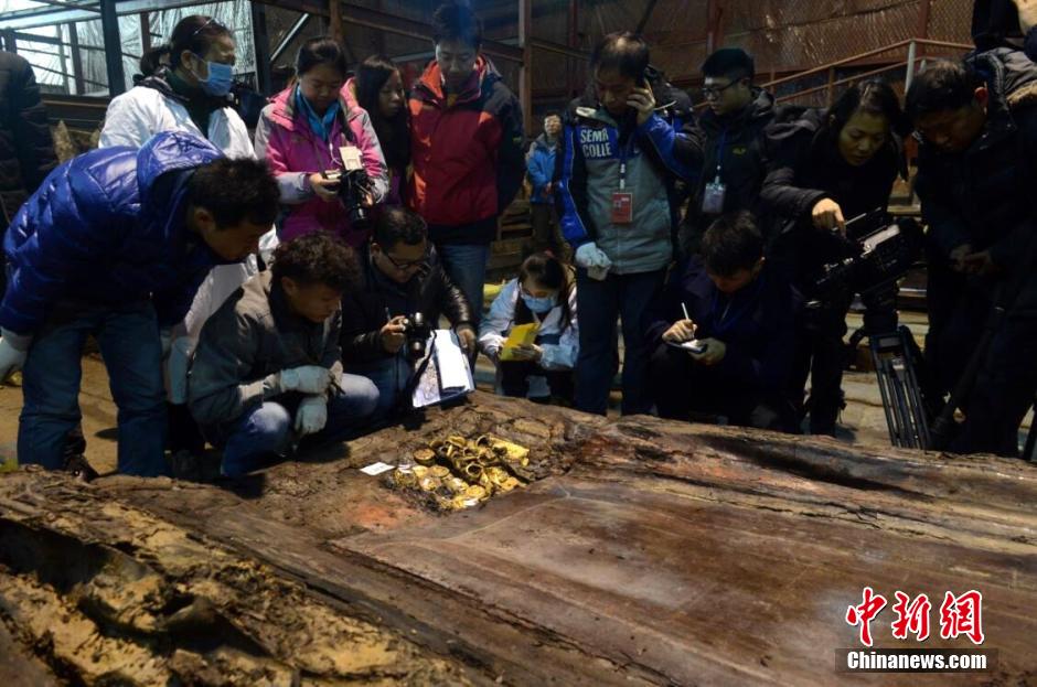 南昌西汉大墓取出大量马蹄金和金饼 现场一片金黄