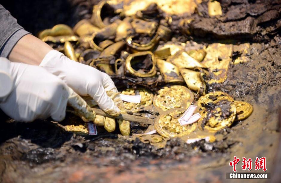 南昌西汉大墓取出大量马蹄金和金饼 现场一片金黄