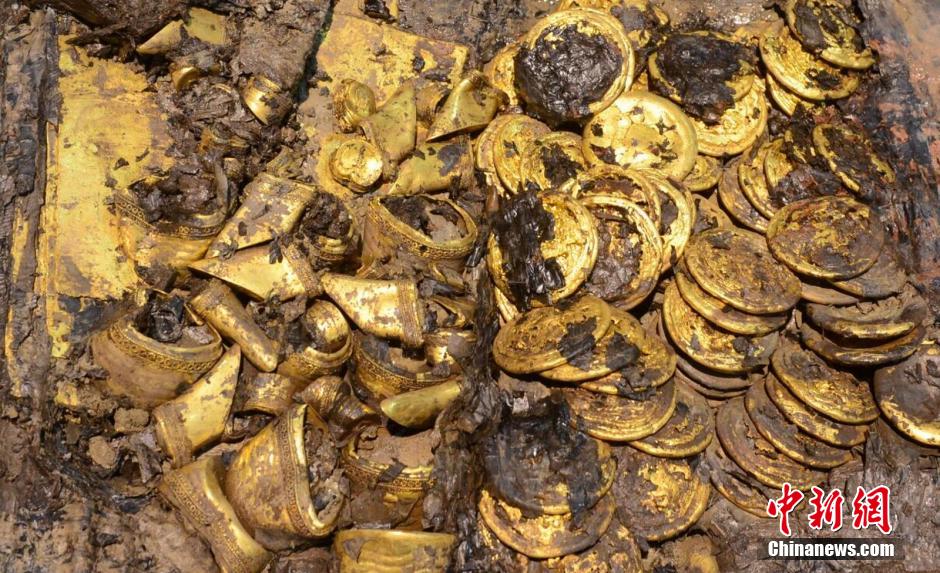 南昌西汉大墓取出大量马蹄金和金饼 现场一片金黄