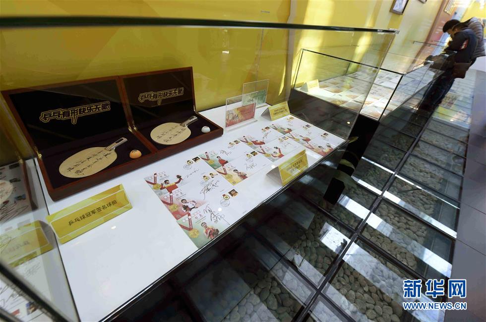 12月24日，参观者在观看展览。当日，由首都博物馆与京津冀三地收藏家协会联手举办的“首届京津冀民间收藏文化季之奥运藏品展示周”在首都博物馆开幕。展览以“聚焦三地藏品传承奥运情怀”为主题，分为“奥运记忆”、“辉煌2008”、“梦想2022”三个单元，共展出藏品百余件。