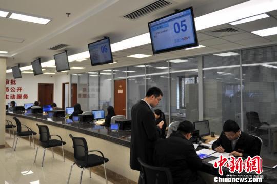 资料图：图为国家发改委政务服务大厅。中新网记者 金硕 摄