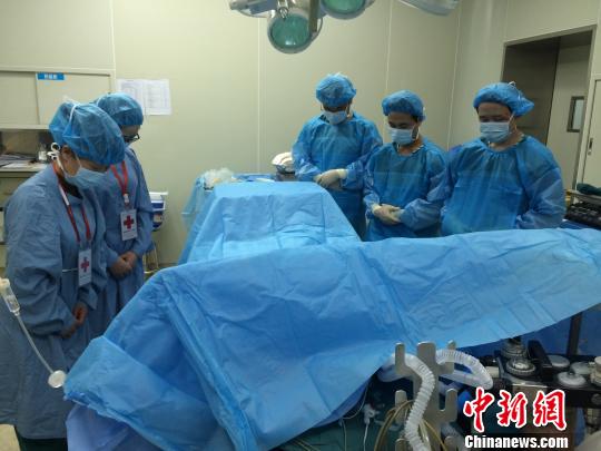 手术前，医生向刘诗祺鞠躬道别。　西南医院供图　摄