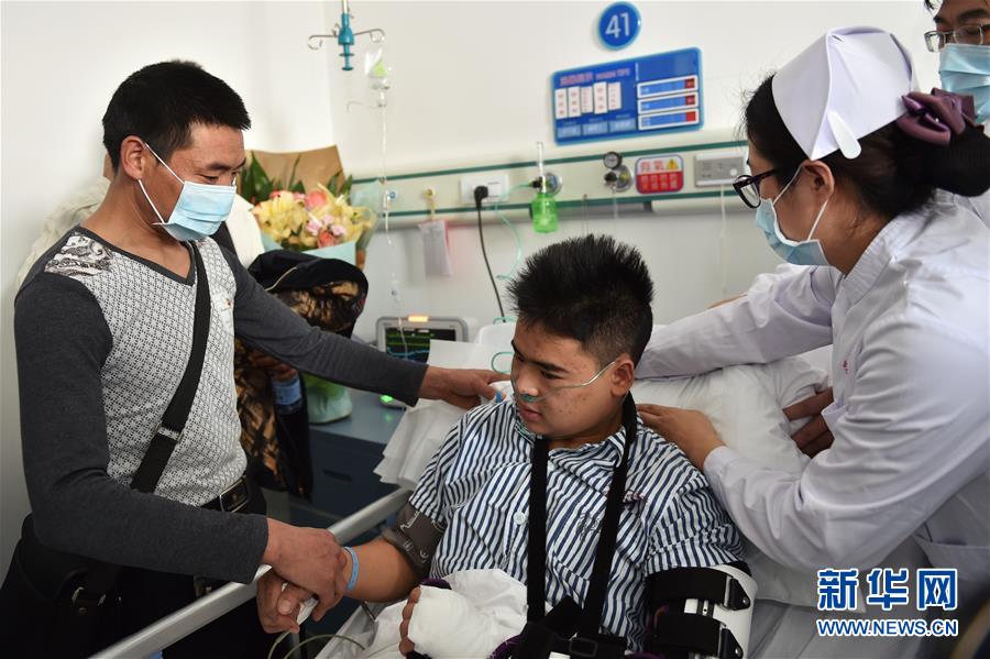 （深圳滑坡·新华视点）深圳滑坡首名幸存者田泽明与家人见面