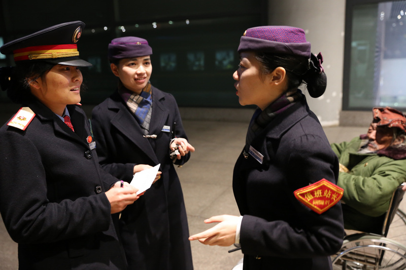 送进站台，张咪第一时间找到列车乘务长，告知注意事项，特别提出，要给老人找一个离门口离洗手间近的地方。乘务长说，交给我，你放心，一定把老人平安送达。