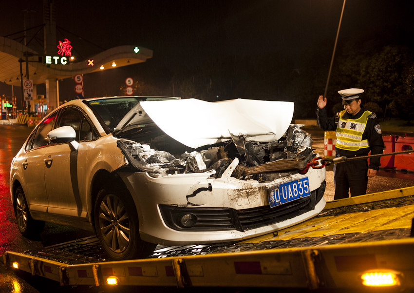 浙江省金华市杭金衢高速金华段鞋塘出口，一辆轿车发生事故，民警指挥车辆施救。民警告诉记者，越是节假日，事故越多，尤其是赶上天气不好的时候，这时，他们总是忙的脚不沾地，&ldquo;不是在处理事故，就是在赶往处理事故的路上&rdquo;。姜豪 摄