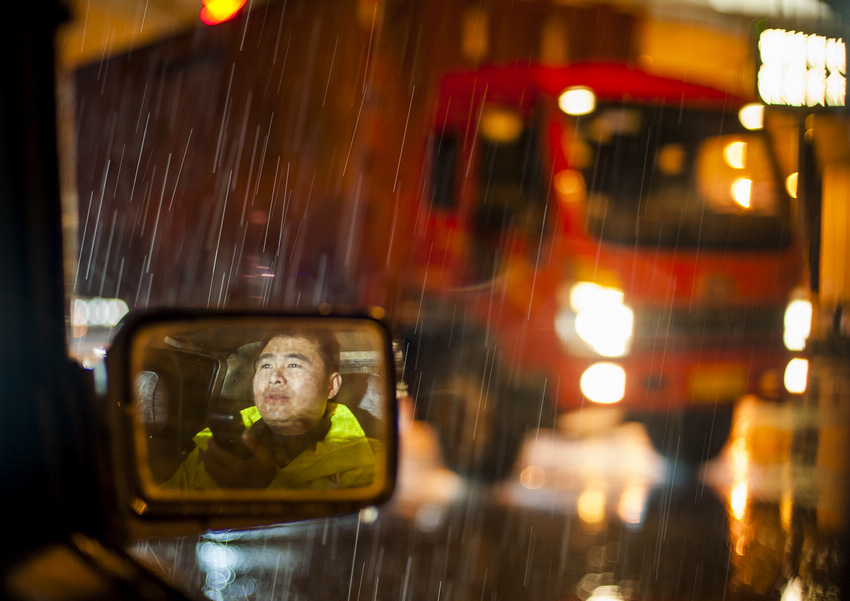 义乌出口，平安夜开始下雨，指挥中心又传来指令，民警继续上路。姜豪 摄