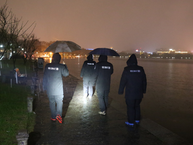图为西湖水域管理处的工作人员在西湖边巡逻，夜间除了安全责任外，他们要为西湖&ldquo;保平安&rdquo;。要防止有人私自在西湖钓鱼，撒网等破坏西湖的行为。他们工作在深夜，常年日夜颠倒，远处是灯红酒绿的城市，他们却要在边边角角的地方巡逻。他们巡逻的方式主要是乘船、乘车和步行，按照一个班3圈，一圈15公里计算，一年下来可以从还在到北京走上5个来回。大多数时候，我们只能看到他们的背影，有时甚至连背影都看不到，因为他们还在守护西湖的时候，我们早已进入梦乡。经过持续数年的整治，西湖边偷钓的人少了，湖面上再也不见一片片绿油油的浮漂。他们说，能看到这样的改善，就是大家对他们工作的理解和支持，有了这些，他们为西湖&ldquo;保平安&rdquo;的动力就更足了。&ldquo;日夜颠倒又算得了什么呢？&rdquo;队员们这样说。