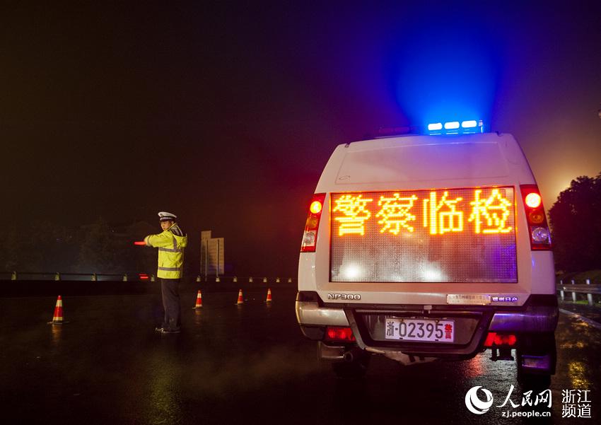平安夜，金华高速出口，民警开展整治。这种整治对于他们来说是一种常态，只是到了节假日，这种常态变得更加紧张，节假日期间，人们选择休假出游，而高速交警们除了正常轮休、备勤之外，没有其他休息时间，他们心中从来没有节假日的概念。姜豪 摄