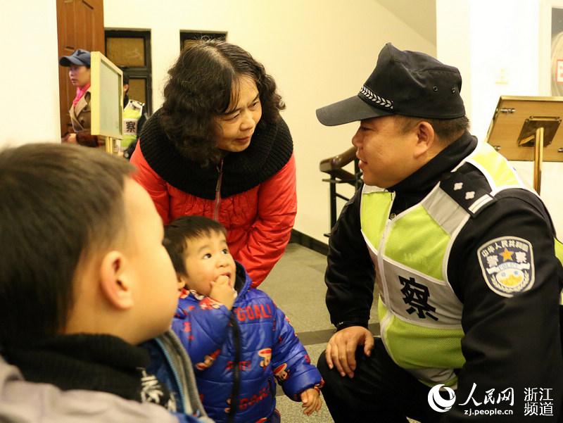 作为一名派出所民警，朱炯明平时也没少和社区里的居民们打交道。这次执勤任务中，他就碰到了不少&ldquo;老朋友&rdquo;。小孩子看到了朱炯明都说，看到这位警察叔叔就感觉特别安心！ 郭扬 摄