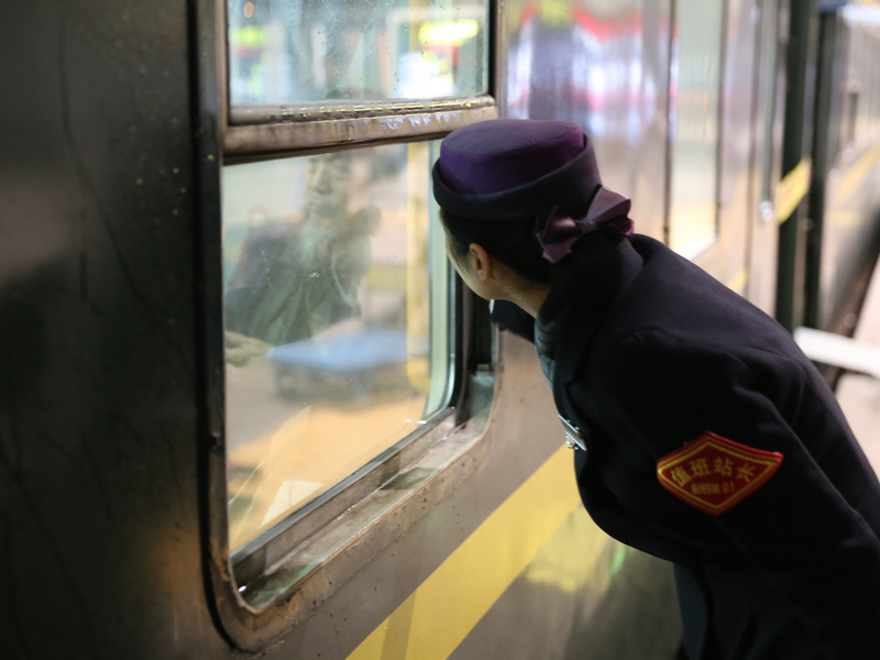 张咪送老人上车后，站在车窗外向老人告别，张大爷似乎没有注意到我们，静坐在车厢内默默的想心事。老人在上车前对张咪说，杭州真好，遇到你们，就像到了天堂一样。张咪谦虚了几句，可心里却是说不出的甜蜜。吴楠 摄