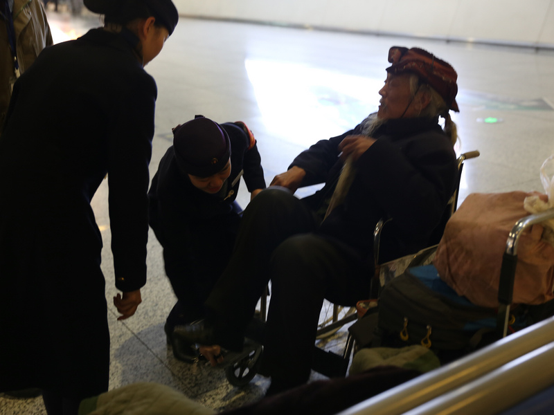 图片正中蹲在地上的女孩叫张咪，她是今天杭州东站的值班站长，一大早，她就接到了一位&ldquo;特殊旅客&rdquo;，腿脚不方便的张大爷。这一天，她都陪着他。她说，能让每一个旅客平平安安的，是每一个铁路人最大的心愿。吴楠 摄