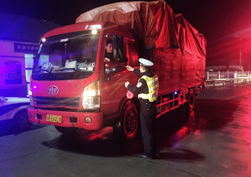 为了确保道路平安畅通，凡是7座以上客运车辆必须逐一检查并登记。每过来一辆客车，交警王尊川就将其引导至检查区域，再检查客车是否超载，对驾驶人员的证件进行核对，同时对车况也进行细致检查。货车查的就更细了，不仅要查看是否超限，还要对运输的物品进行查验，一旦发现未经报备的危险品，就会启动紧急响应。王婕 摄