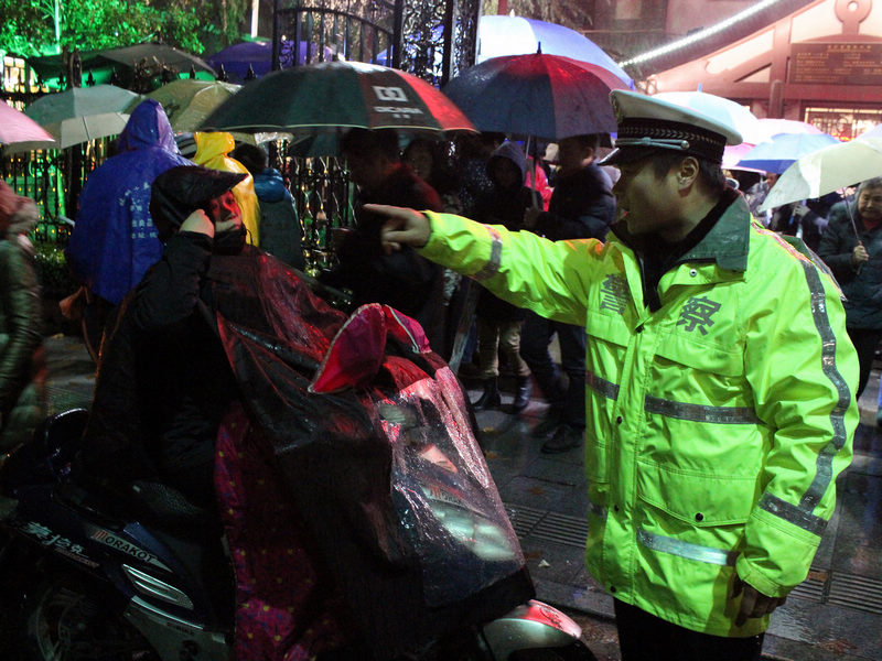 上城交警大队湖滨中队指导员张楗平的夜班是从中河路和解放路的路口开始的。晚上9时许，思澄堂（基督教教堂）聚会的市民逐渐散去，为了能保证人流、车流有序的疏散，张建平和中队的几位交警来到路口指挥交通。今年35岁的张楗平已经是一位有着12年从警经验的老交警了。他说，自从自己当了交警，便过上了日夜颠倒的日子，经常加班到后半夜，今天自然也不例外。&ldquo;从早上7点钟上班到现在9点半已经工作了近15个小时了！&rdquo;张楗平说，特殊时段自然要特殊对待，全中队的交警们都在坚持。 郭扬 摄