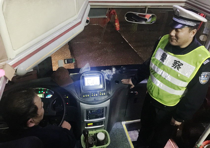 交警刘延东告诉记者，这是他第6个坚守在平安夜的夜晚。除了对超员载客、整治危化车等工作进行查处之外，还要提醒客车司机不要疲劳驾驶，及时对车况进行检查，保证行车安全。王婕 摄