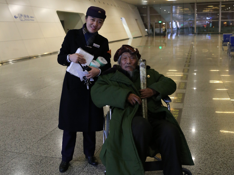 张大爷今年快90岁了，是个老红军，一直坚守着&ldquo;不拿群众一针一线&rdquo;的理念，虽然饿了一段时间，却仍不愿接受工作人员的&ldquo;请客&rdquo;，甚至连一包纸都不行，张咪只好自己抱着了。为了不让老人饿着，张咪把为自己准备的平安果送给了老人，张大爷拒绝时，张咪说平安夜就是如此，是晚辈的一种祝福，老人才勉强收下。张咪说，虽然今年自己没有吃到平安果，但心里更舒服。