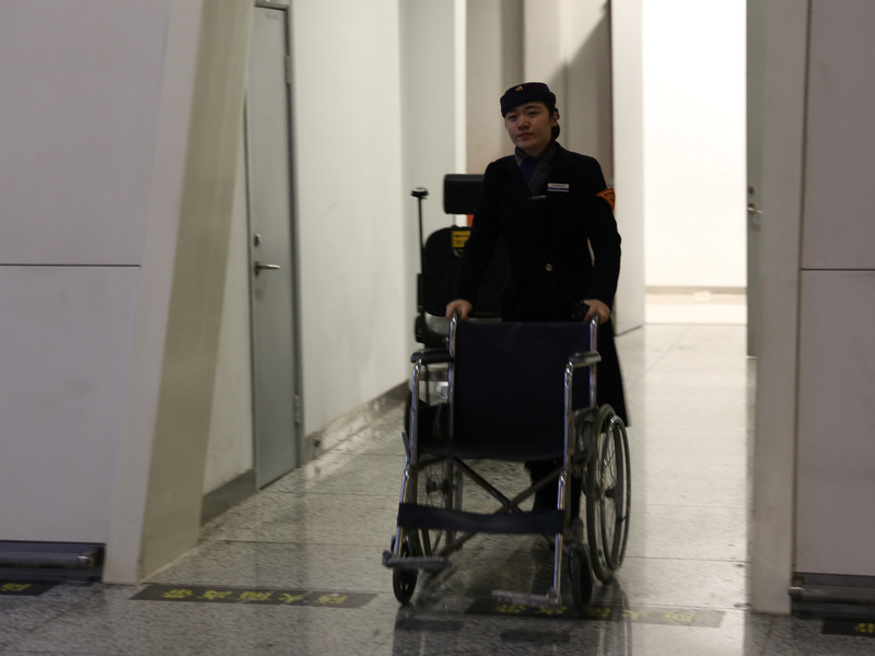 要进站了，张咪从休息间里把早就准备好的轮椅推了过来，这是车站为了走路不方便的旅客准备的，一旦需要，工作人员就会推出来，送乘客上车。一年要推几趟，张咪没有数过，因为有特殊需求的旅客太多，她记不过来。