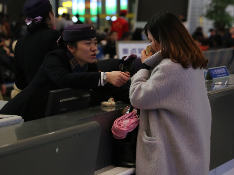 &ldquo;姑娘，先别哭，有啥事跟我说。&rdquo;送走老人，张咪回到服务台，一个年轻的姑娘就过来了，还没开口，就掉下了眼泪，张咪赶紧递上纸巾，低声安慰。姑娘家里出了事情，需要尽快赶回去，可是自己买不到早一点的票，检票口的工作人员以车票不符未允许她进入，这一急，就哭开了。张咪通过对讲机向车站进行询问，是否能为这个姑娘开通绿色通道。谁知，最早的一班车在几分钟之前就开出了。张咪说，这也是检票人员职责所在，的确不能放行。真遇到像这个姑娘的情况，需要早一些跟值班人员沟通、协调。之后，张咪劝姑娘到旁边休息间休息一下，等待下一班列车。