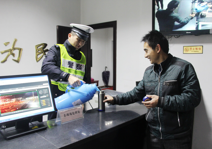 平安夜的晚上，虽然天气寒冷，昱岭关收费站高速交警却很暖心，为司机提供热水服务。