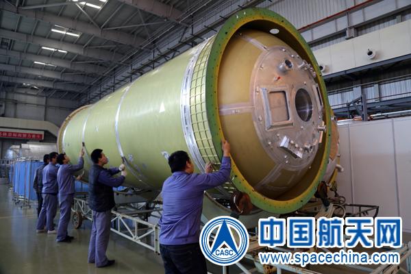 长征七号首飞火箭最后一个助推贮箱焊接完成(图)