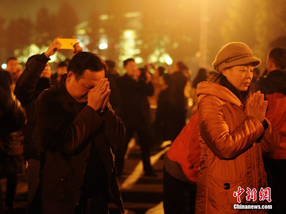 数万民众凌晨赴韶山 纪念毛泽东诞辰122周年