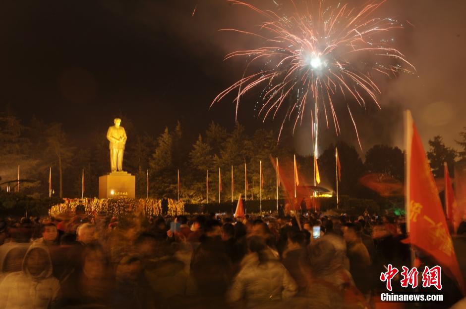 数万民众凌晨赴韶山 纪念毛泽东诞辰122周年