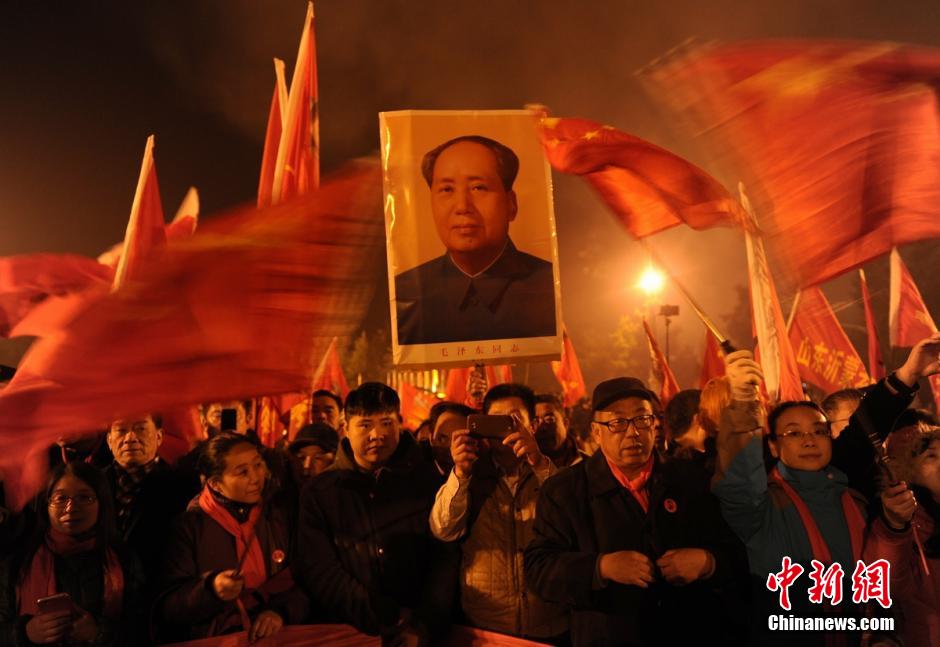 数万民众凌晨赴韶山 纪念毛泽东诞辰122周年