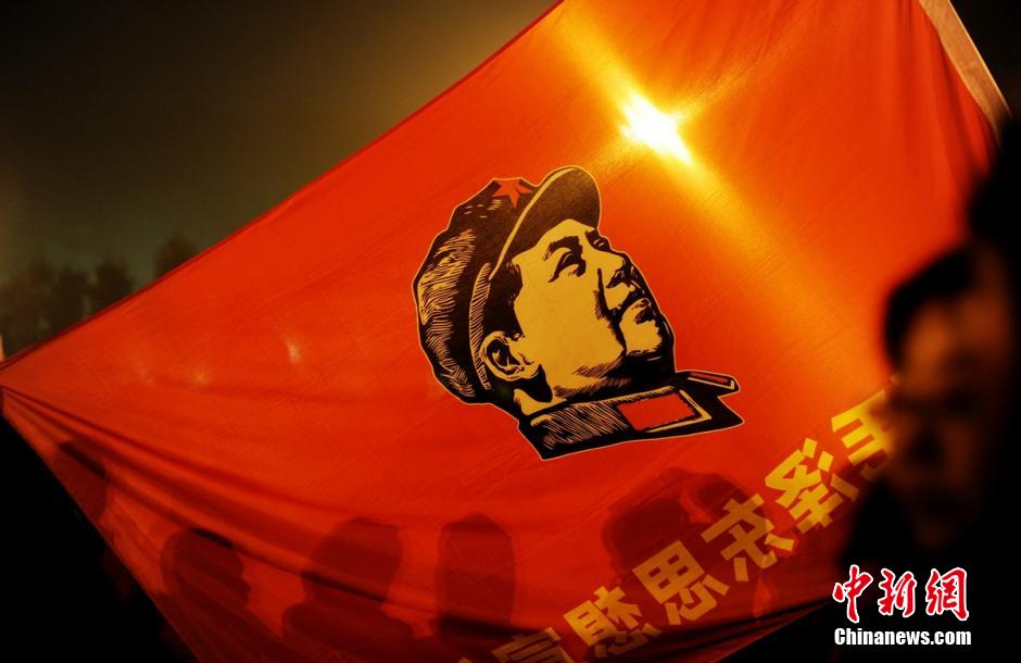 数万民众凌晨赴韶山 纪念毛泽东诞辰122周年