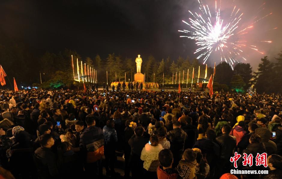 数万民众凌晨赴韶山 纪念毛泽东诞辰122周年