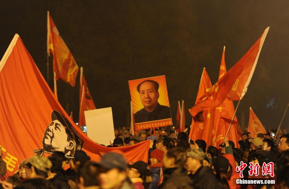 数万民众凌晨赴韶山 纪念毛泽东诞辰122周年