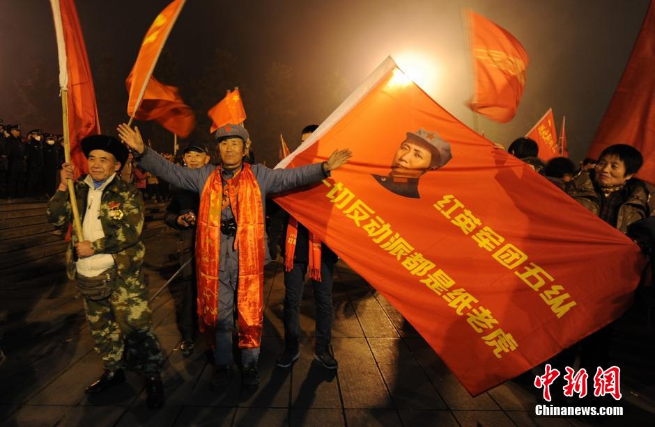 数万民众凌晨赴韶山 纪念毛泽东诞辰122周年