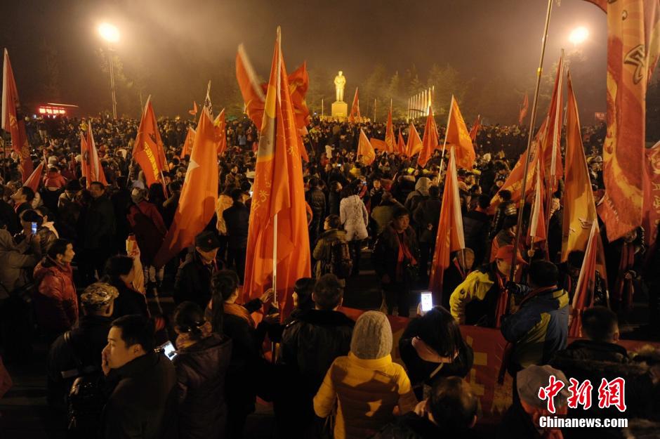 数万民众凌晨赴韶山 纪念毛泽东诞辰122周年