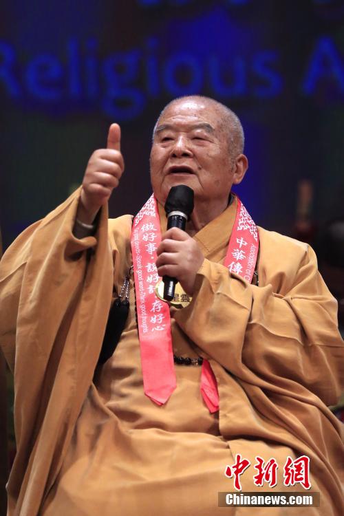 圣诞节高雄举行“神明”联谊会