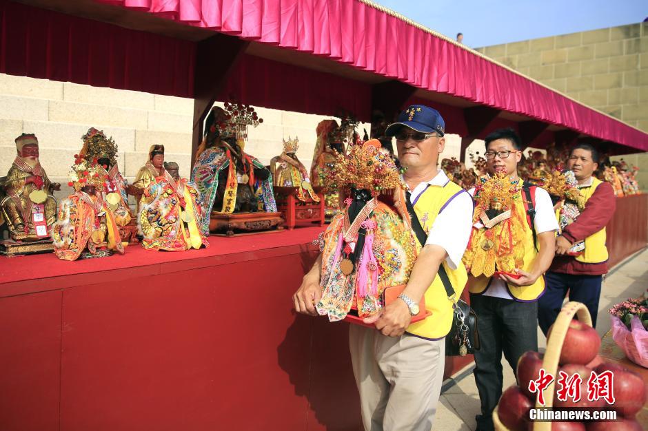 圣诞节高雄举行“神明”联谊会