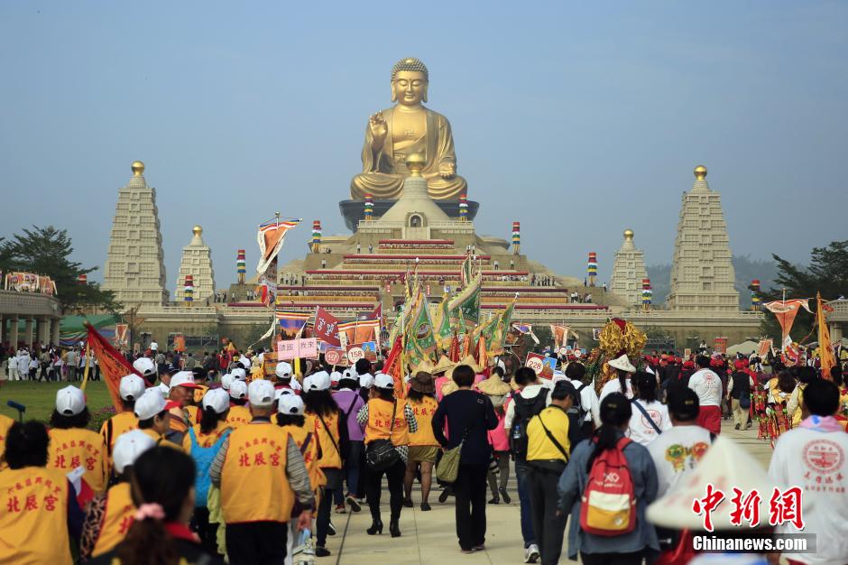 圣诞节高雄举行“神明”联谊会