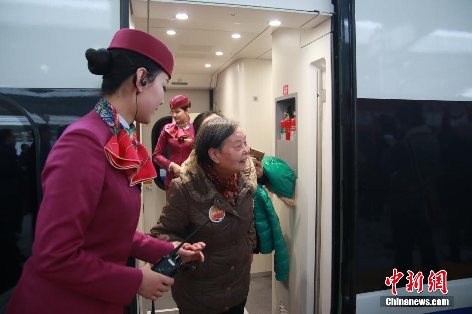 成渝首趟高铁开行 重庆成都进入高铁时代