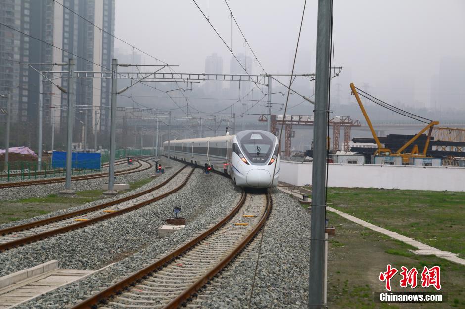 成渝首趟高铁开行 重庆成都进入高铁时代