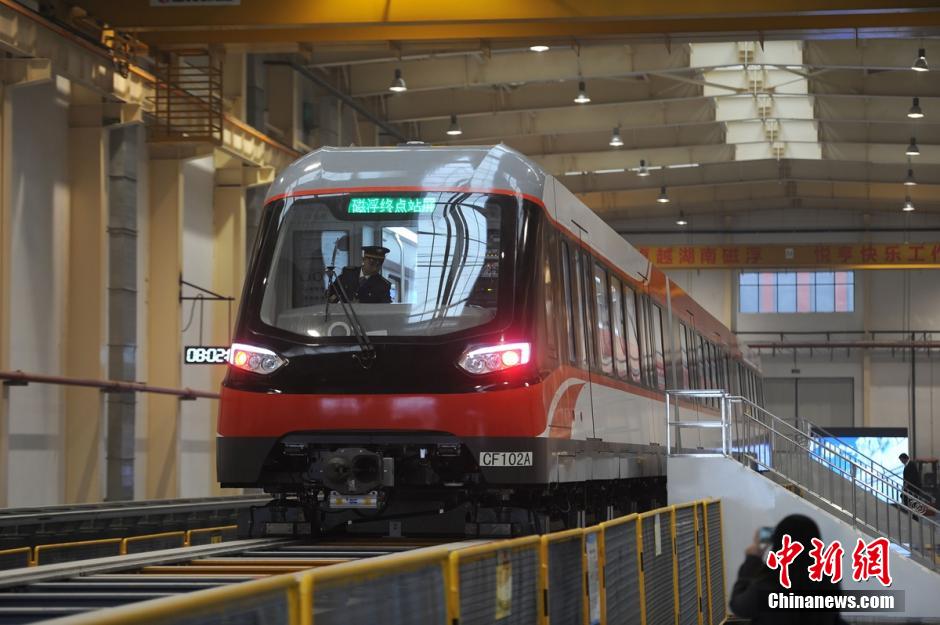 中国首条自主磁悬浮中低速铁路试运行 最高时速100公里