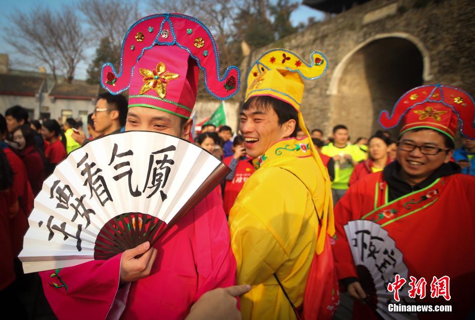 南京城墙马拉松赛开跑 “四大才子”现身引围观