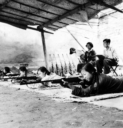 图为1957年市少年宫第一期射击训练班进行实弹射击。