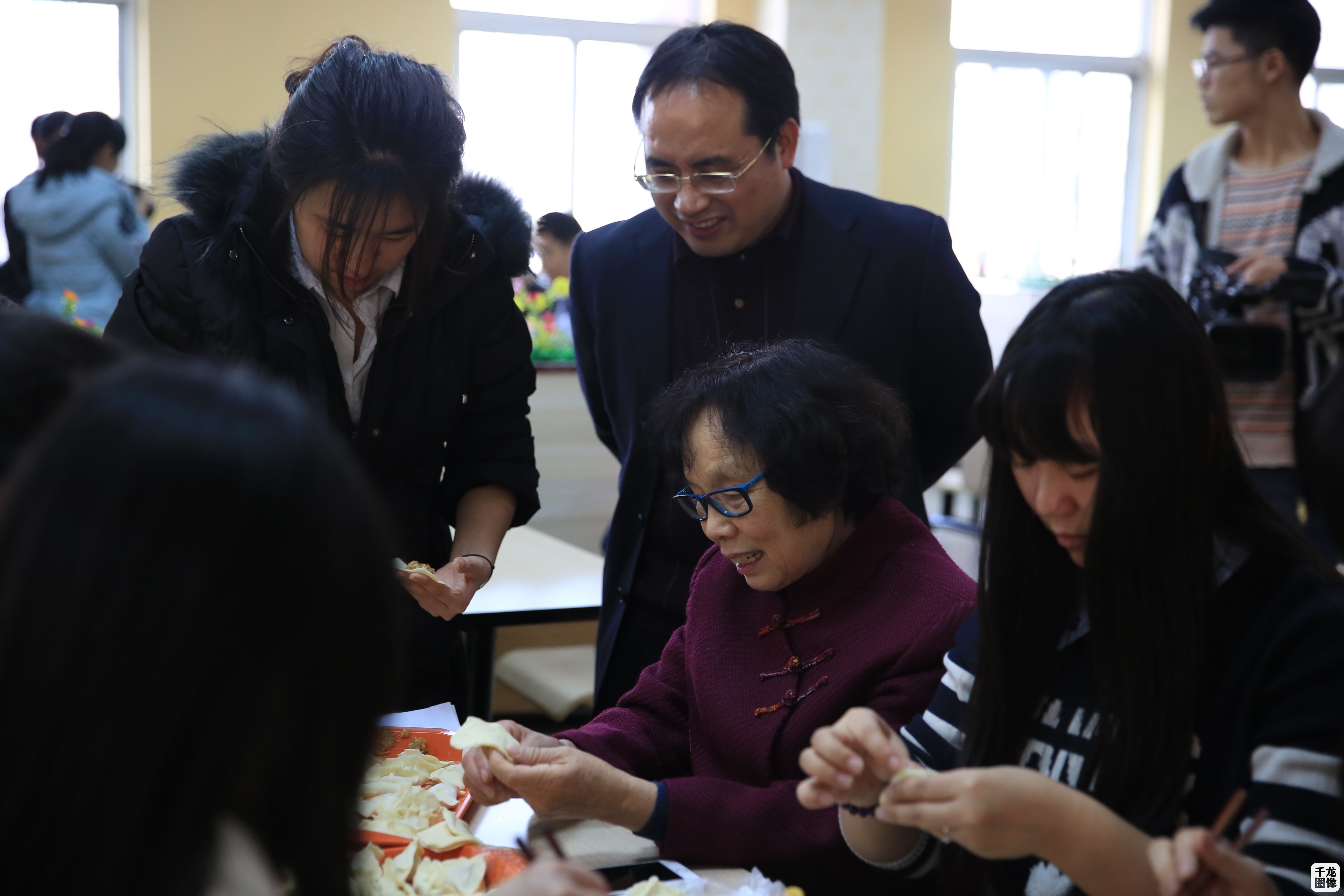 北京工商大学嘉华学院董事长赵素贞与学生一起包饺子