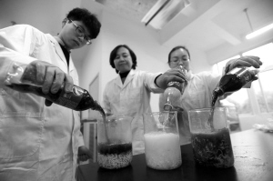 小伙吃泡面喝可乐 肠胃产生大量气体险丧命