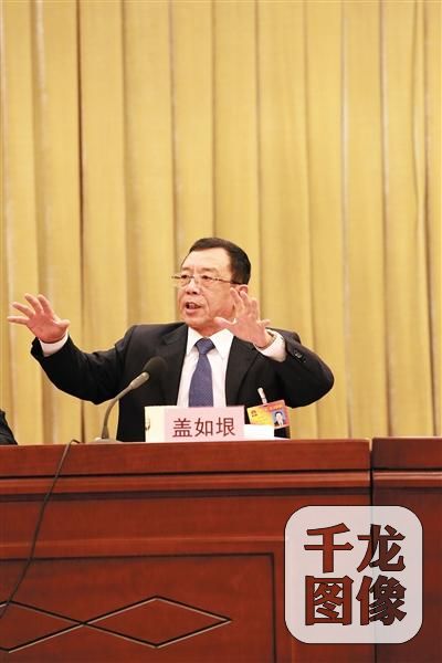 2015年1月，时任黑龙江省人大常委会党组书记、副主任的盖如垠，在哈尔滨组讨论会现场。12月8日，有官场“盖不倒”之称的盖如垠落马被查
